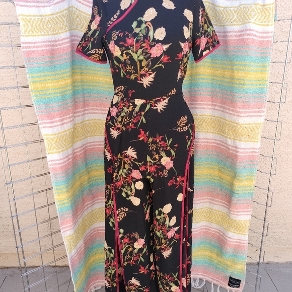 Pretty Little Thing jumper - Picture 2 of 6